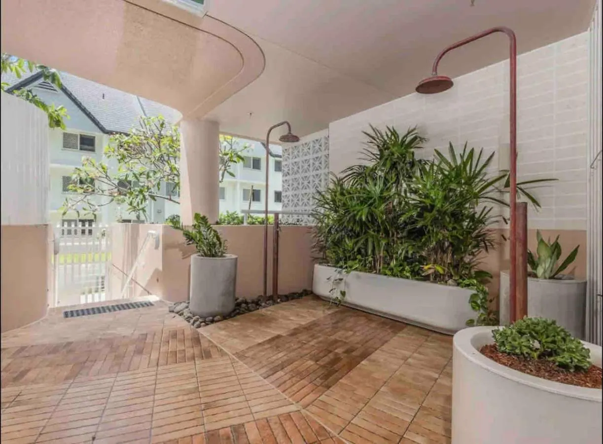 Three Bedroom Beachfront Apartment Gold Coast