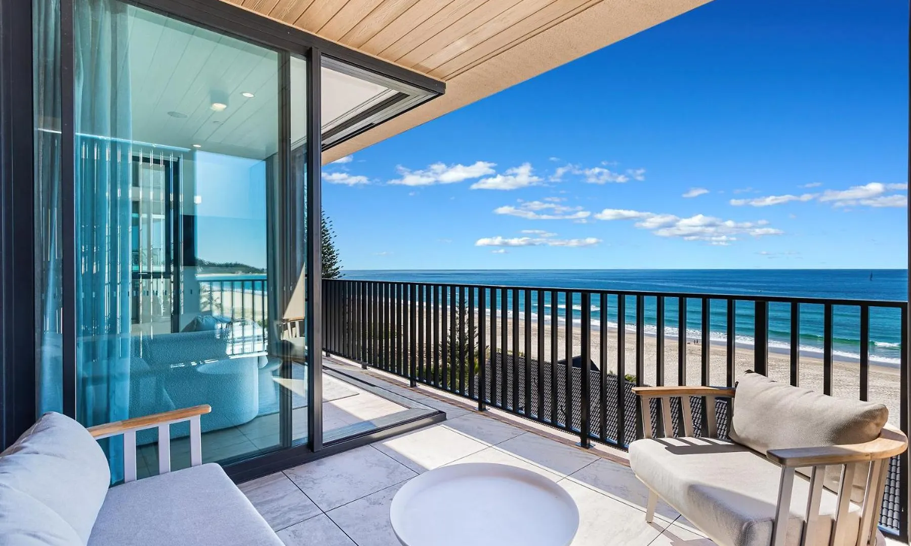 Three Bedroom Beachfront Apartment Gold Coast