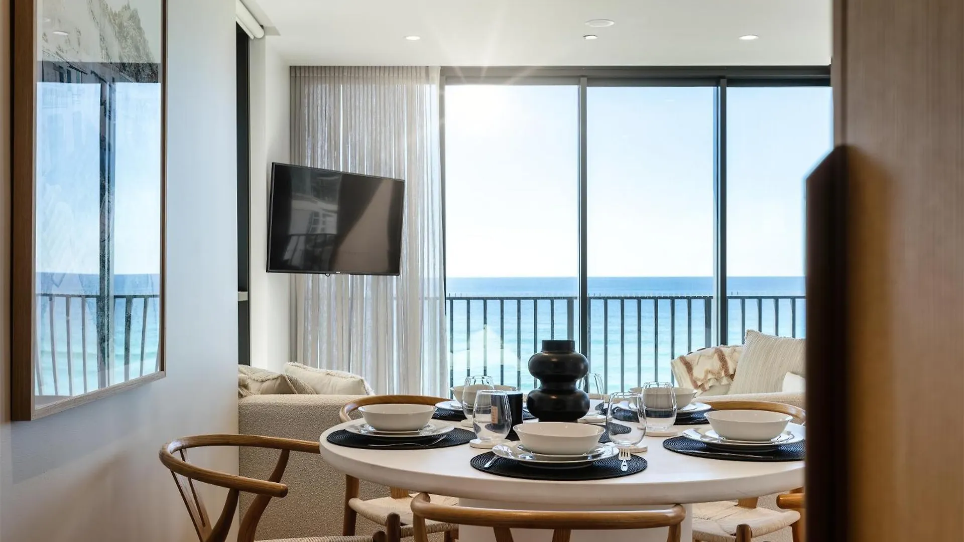 Three Bedroom Beachfront Apartment Gold Coast